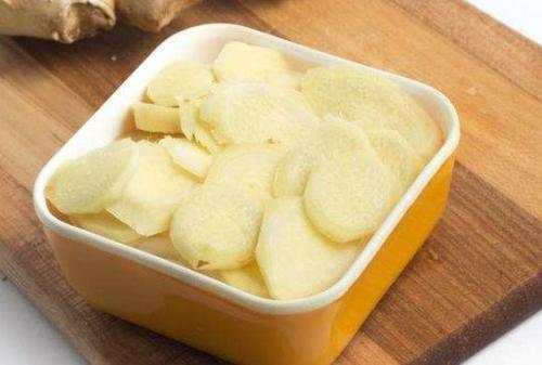 睡觉前用生姜涂脚底,可能解决千万男女的难言