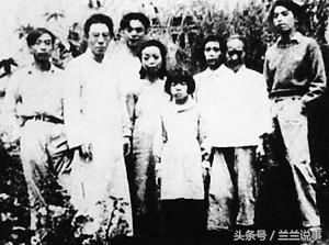 他不满包办婚姻，婚后赴美留学三年，回来却爱上了曾经嫌弃的妻子