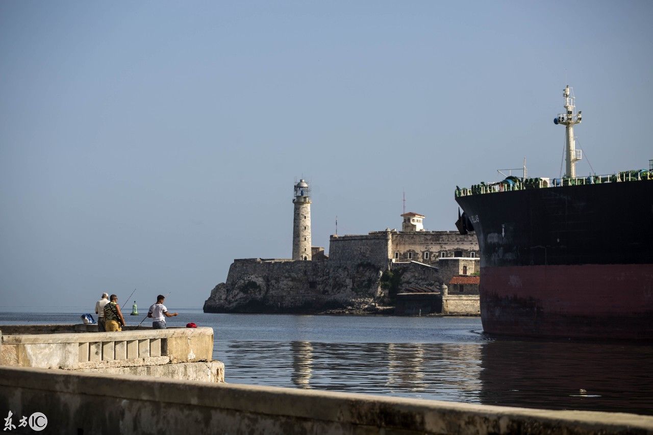 古巴哈瓦那的一家炼油厂卸货后,原油油轮驶离