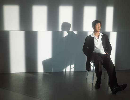 姜潮力邀郭濮源拍摄全新复古大片 演绎慵懒绅