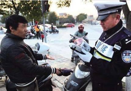 今天开车出门忘记带驾驶证了,我用了这一招成