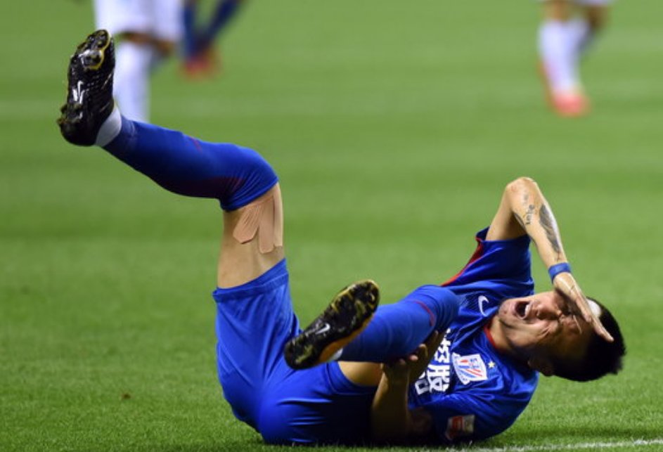 上海绿地申花与大连一方的比赛中,毛剑卿受伤