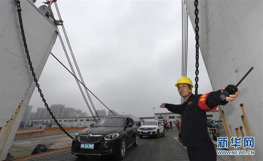 琼州海峡浓雾频现 海口仍有万余车辆待渡