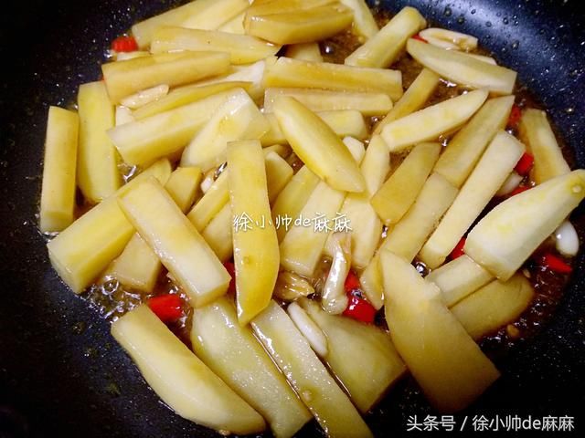 土豆别再炒土豆丝，这样炒比肉都香，鲜美味道浓，越吃越上瘾！