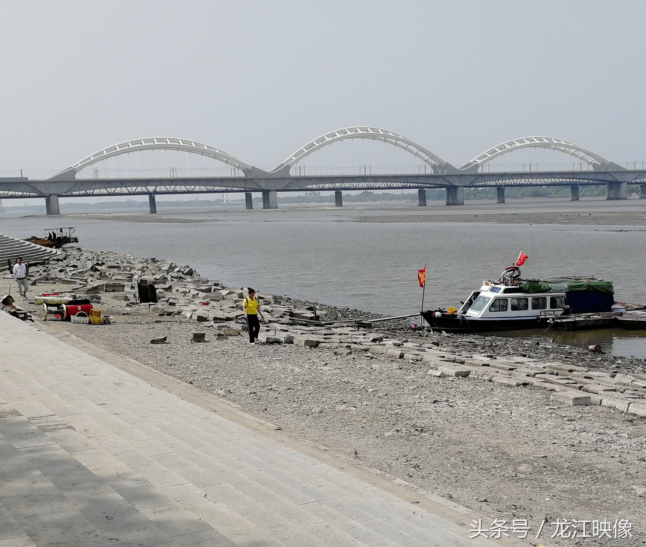 哈尔滨段松花江水位不断下降,江心沙滩裸露出