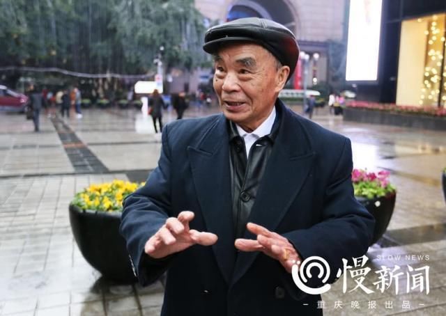 重庆解放碑挂了十年的劳力士“下岗” 来听60年前的转钟人讲故事