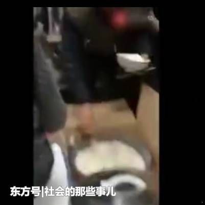 一家人坐火车自己带饭，开盖后乘客看懵，还让不让人吃泡面了