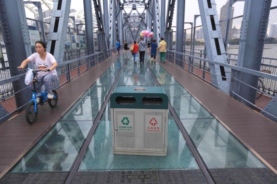 哈尔滨滨洲线松花江铁路大桥每天人走车轧栈道