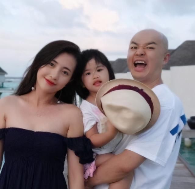 都说饺子可爱，有谁注意她穿短裙的坐姿？包文婧放弃事业值了
