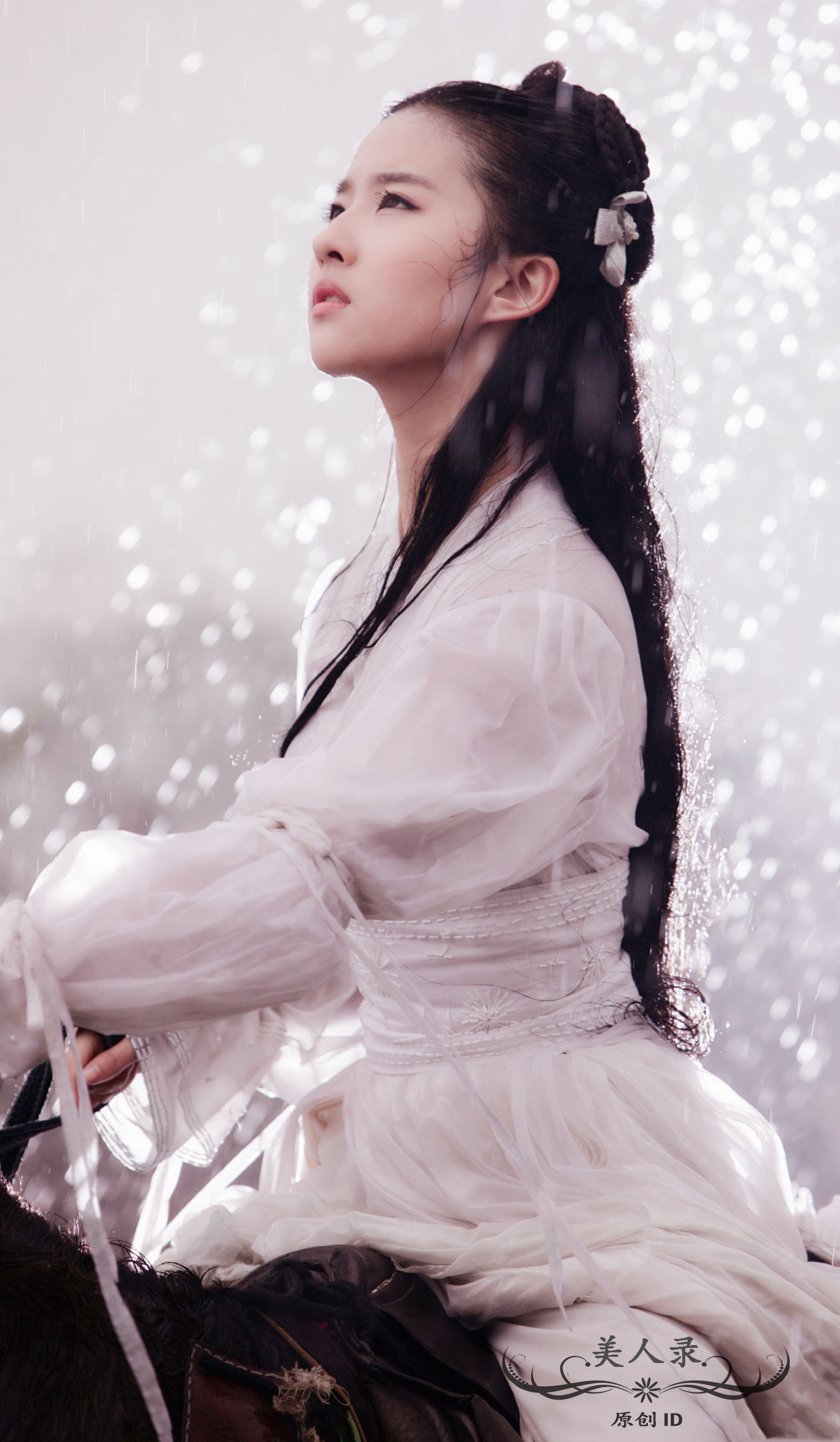 刘亦菲版小龙女骑马装，一身白衣胜雪，仙气十足