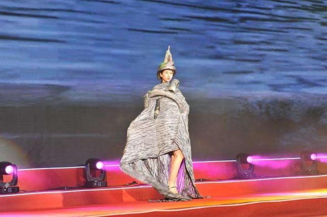 北京御龙古今艺术剧院模特团的环保服装《警告