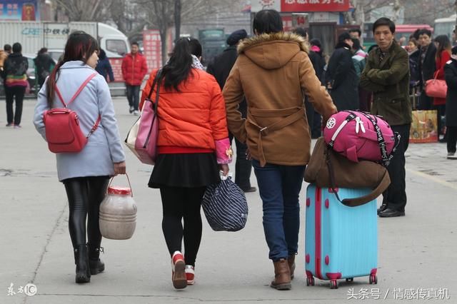 公婆从乡下背包来看我，住了一晚，婆婆离开后我打开冰箱门傻了