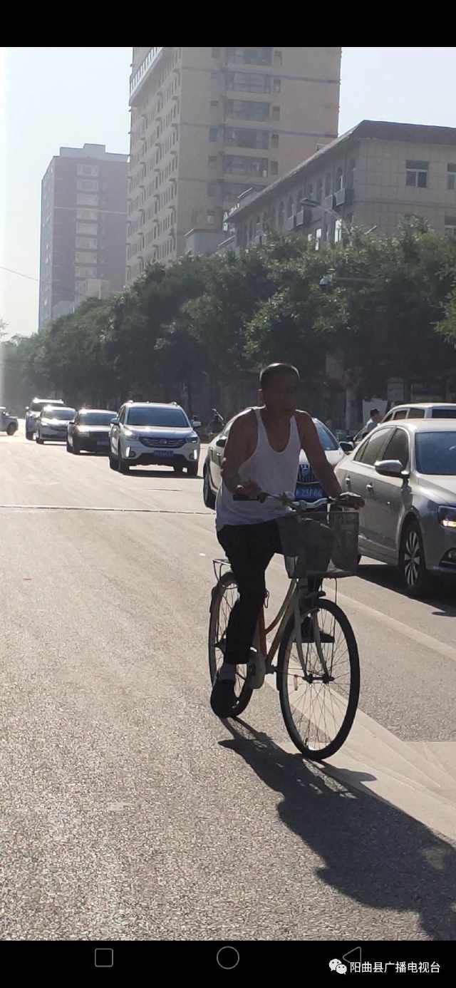 不按规定车道行驶