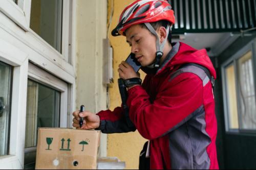 北漂快递小哥参加纪念五四运动100周年大会:用