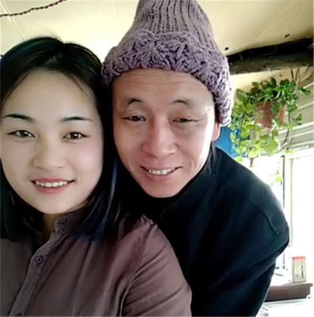 老夫少妻相差20岁，环卫工丈夫睡觉爱打呼噜，妻子苦恼想要分床睡