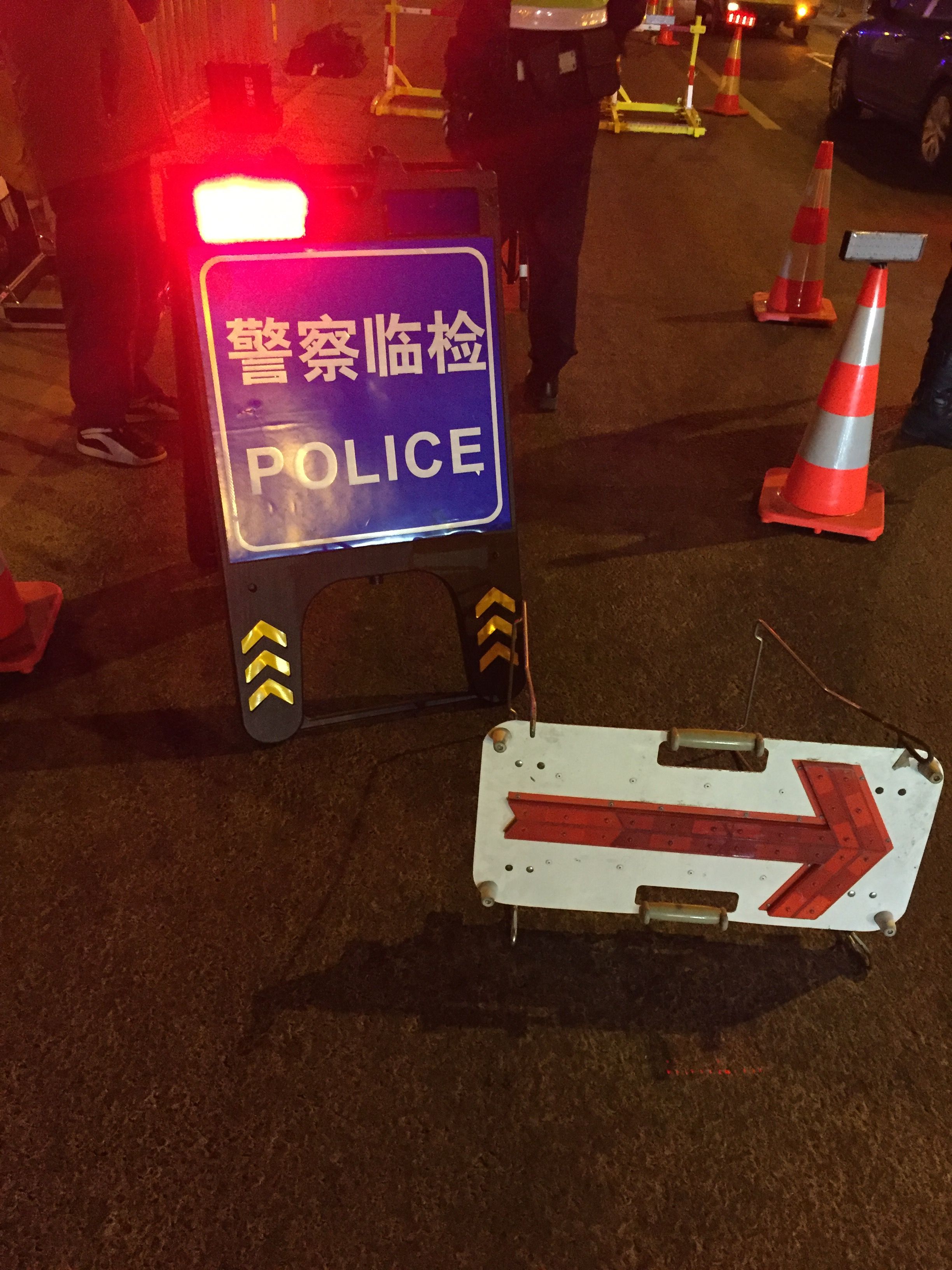 宁波交警寒夜查酒驾 给市民系上隐形安全带 