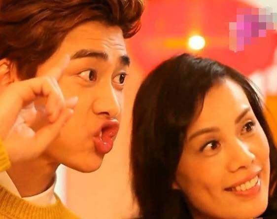 人气同样爆棚的杨洋也经常会有些卖萌动作,不过怎么看都是帅萌帅萌的。看见这样的杨洋都快把小编的心萌化了。杨洋平时感觉很霸道总裁,看起来也很冷酷样,不过嘟起嘴巴卖萌真的好亲切好帅!杨洋嘟嘴我也忍了 吴亦凡一直是一个男子汉的形象,酷炫叼炸天,没想到他能文能武,嘟起嘴来更有味道了!