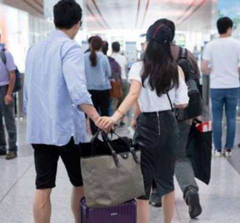 李冰冰与小16岁男友机场秀恩爱,完全没有姐弟