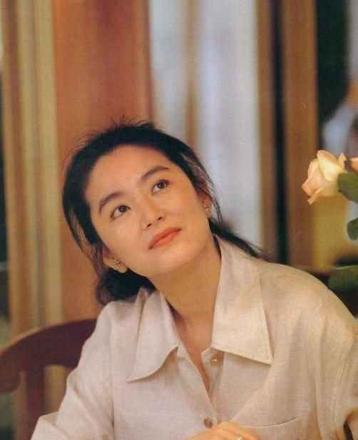 邱淑贞女儿越来越美,晚会造型港味十足,与妈妈如同复制粘贴