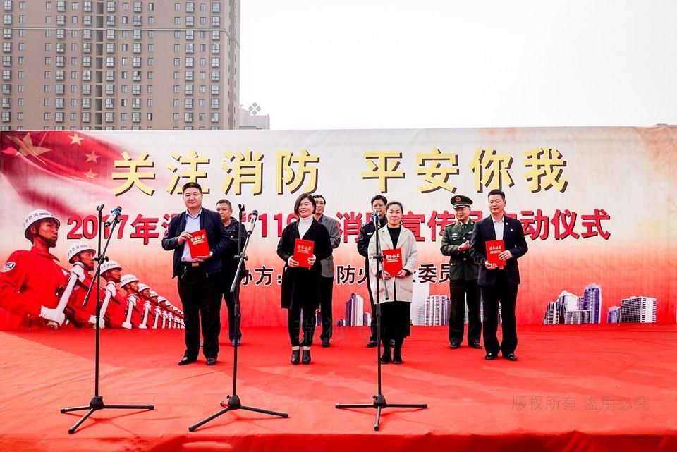 洗浴中心5层楼顶这个男人要干什么?两辆消防