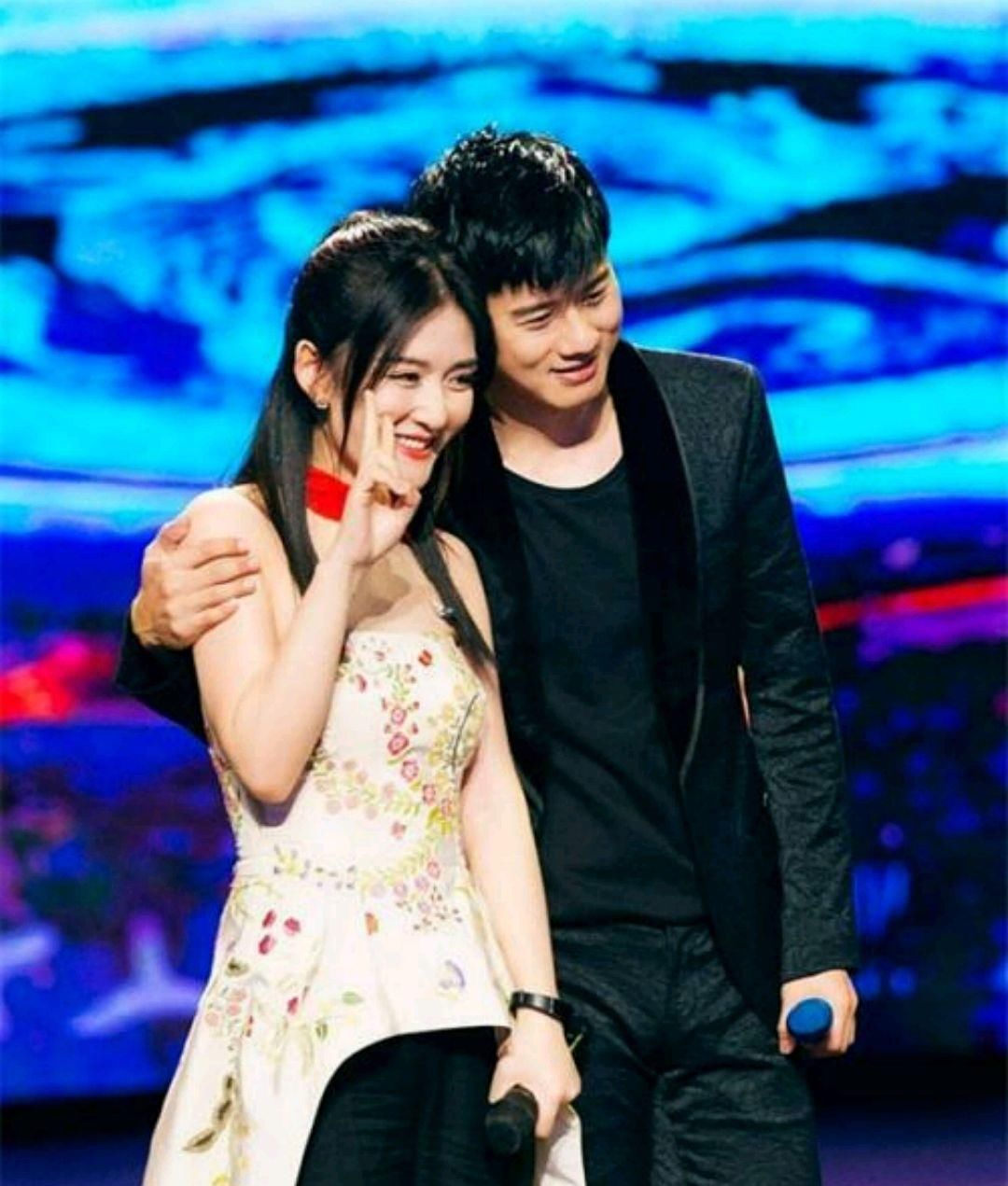 谢娜张杰结婚九周年发文纪念，发全家福照片两女儿出镜太可爱！