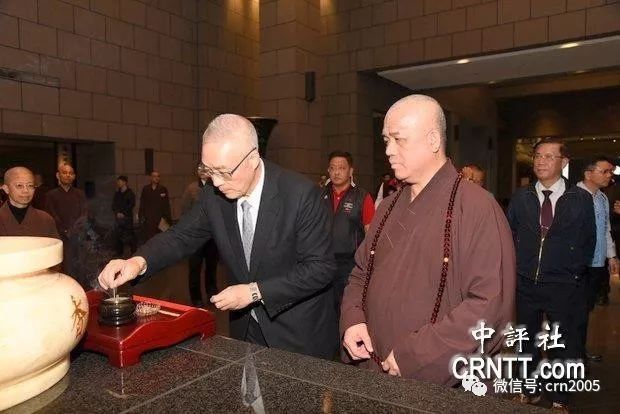 吴敦义佛寺上香，给海南旅行团派红包