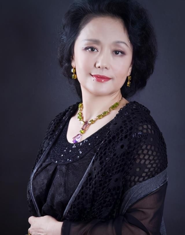 老戏骨黄梅莹：与老公姐弟恋相伴36年，今一家三口其乐融融