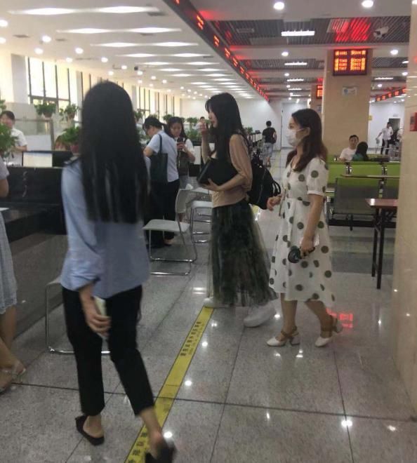 直播卖货后,柳岩被曝现身老家一口气买10套房 直播卖货后,柳岩被曝现身老家一口气买10套房