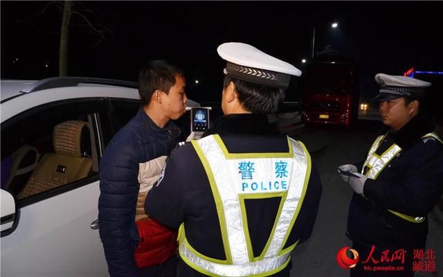 5人吃饭4人喝酒，没喝的开车，为何也被交警拦下?