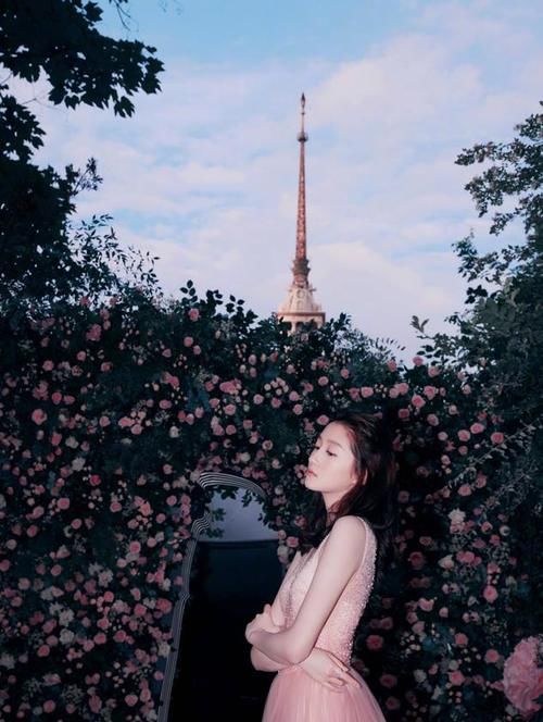 关晓彤化身花仙子，穿粉色蛋糕裙甜美可爱，仿佛童话中小精灵