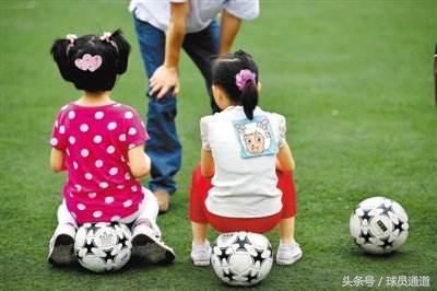 到底孩子几岁开始学踢足球最好?