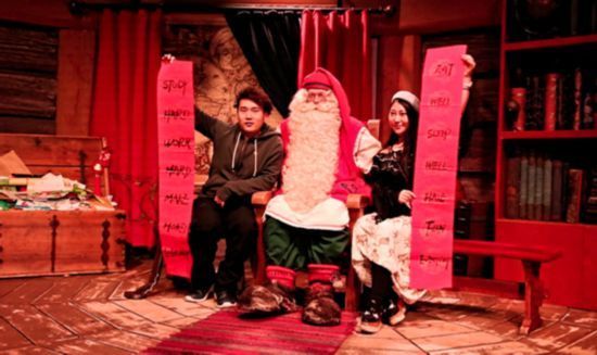 芬兰圣诞村里的中国年 圣诞老人写英文对联贺