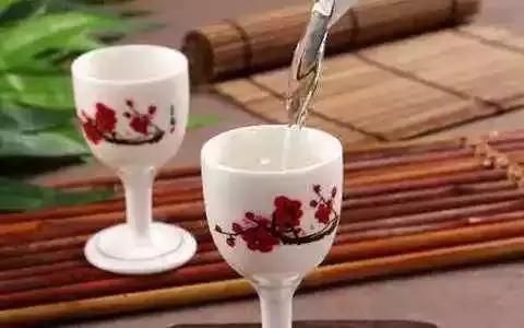 加水不浊就是假酒?网上的白酒鉴别视频靠谱