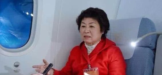 收购废纸赚70亿身家,给美国转款6亿转美籍,家中豪车值3千万 bwin必赢亚洲平台