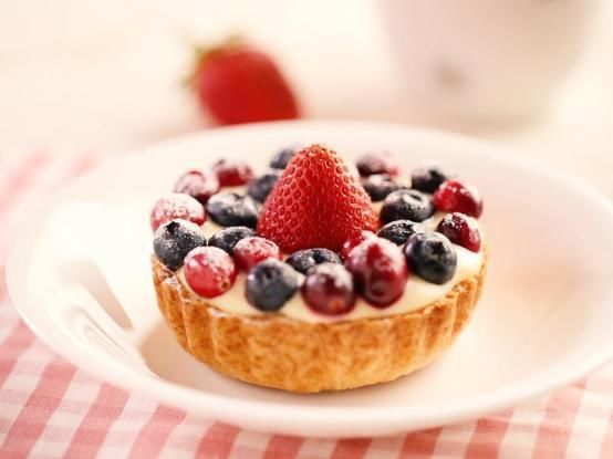 草莓和蓝莓做的水果蛋挞,美女宝宝们都喜欢的