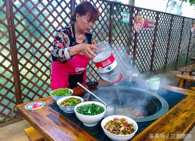 长沙南部有个蓝莓基地，果大微酸带甜味，初夏已进入盛果采摘期