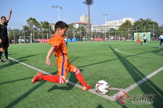 2018首届中国城市少儿足球联赛昆明赛区开赛