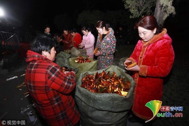 全国各地初一凌晨抢烧头香 祈福平安