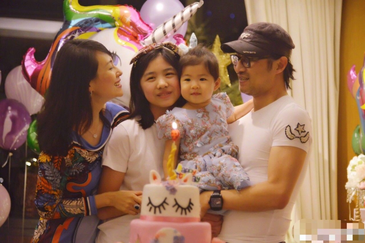 章子怡不小心喝烟灰 发博痛批汪峰 网友:你老公