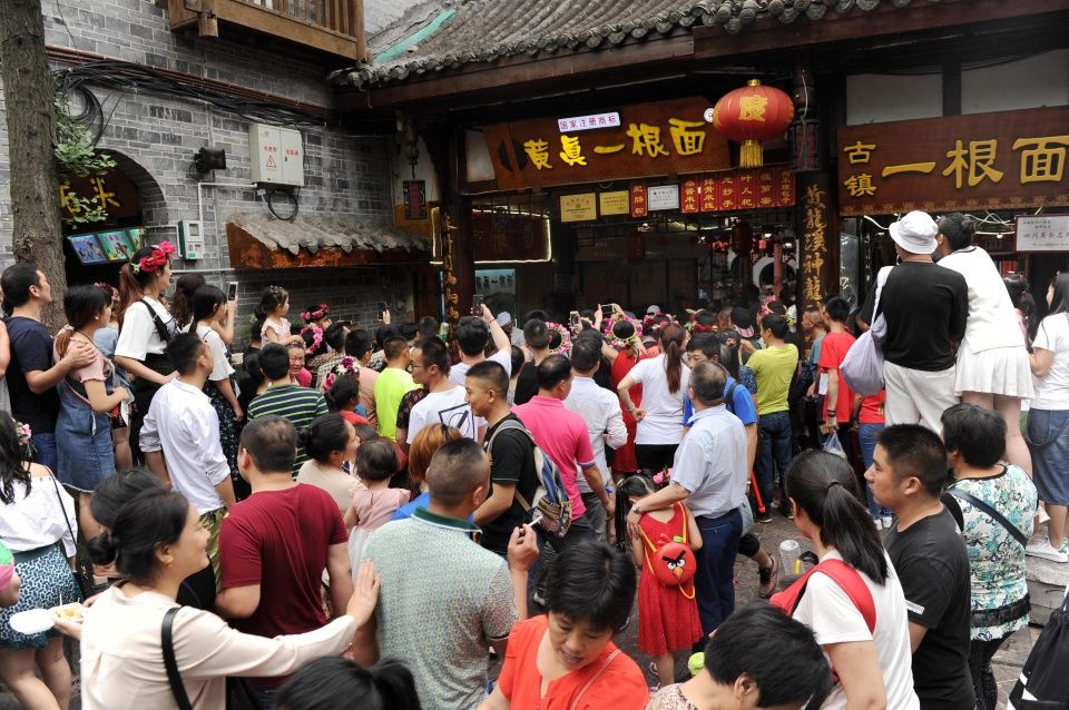 成都“拉面小哥”成景点，每天门前观众络绎不绝