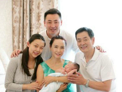 64岁濮存昕全家近照,六旬妻子端庄优雅,总裁女