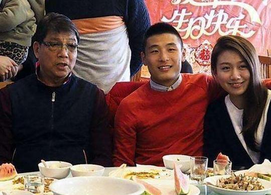 武磊娇妻现身上港夺冠庆典, 2人晒抱娃照秀恩