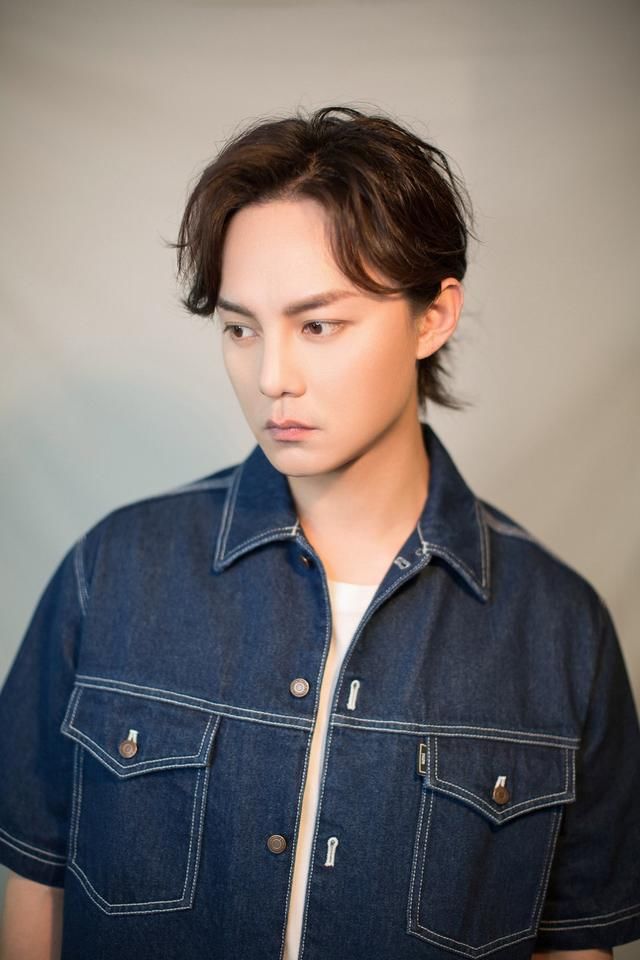 尹正加盟韩寒新作《飞驰人生》海报造型独特眼