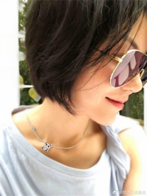 明星挣钱太容易!王菲球鞋高价卖断货,一条项链