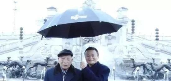从“收粪”起家到年入600亿,重建“圆明园”,连马云都为他撑伞