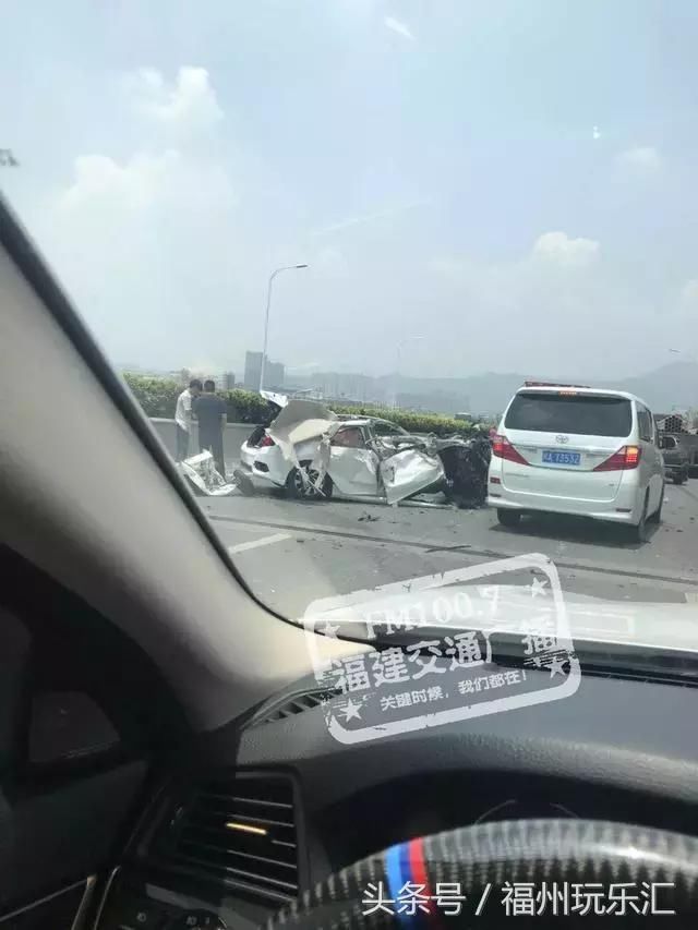 福州三环发生惨烈车祸,白色小车追尾大货车被