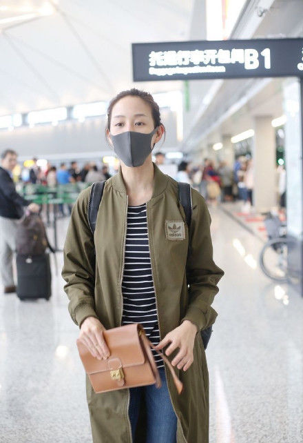张钧宁机场清流,基础款也气质满满,因为她坚持