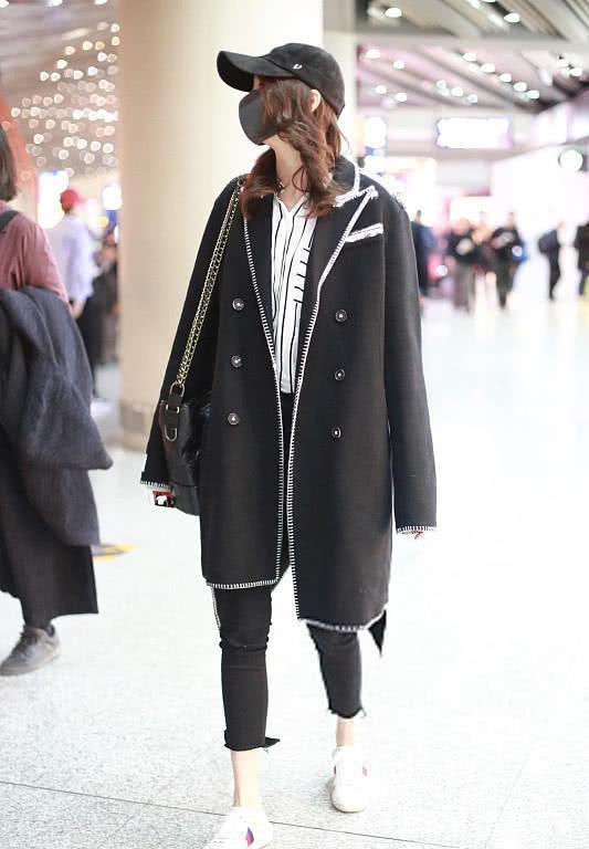 睡衣配40万的手表壕气十足,20岁关晓彤才是