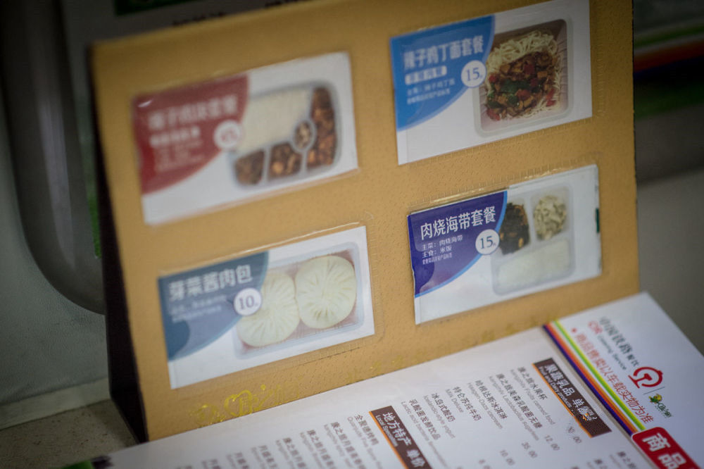 镜头下:高铁餐车乘务员的日常生活