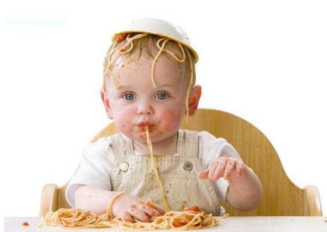 一周岁的宝宝应该如何喂养 吃多少东西 要不要